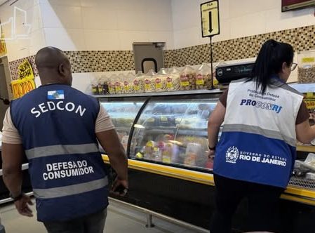 Fiscalização encontra alimentos vencidos à venda e expõe falhas graves na Região dos Lagos
